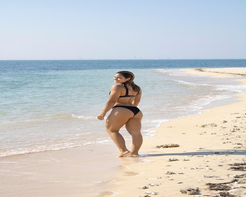 Persona relajando la vista mirando por la ventana en un departamento iluminado en Santiago