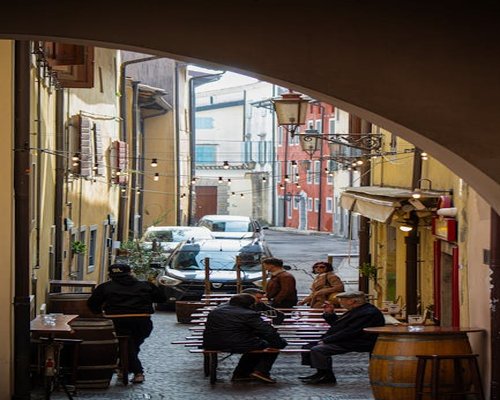 Persona ajustando el brillo del celular durante un trayecto urbano
